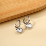 Aretes circulares de 2x12,7 mm con corazón y concha blanca