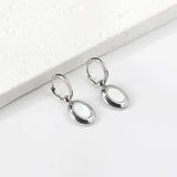 Boucles d'oreilles clous cercle 2x13mm avec coquillage blanc demi ovale