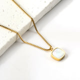 Collier pendentif carré nouvel an 2024 avec coquillage blanc 40 + 5 cm