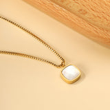 Collier pendentif carré nouvel an 2024 avec coquillage blanc 40 + 5 cm