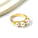 Threaded ring and 5 white pearls