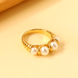 Threaded ring and 5 white pearls