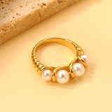 Threaded ring and 5 white pearls