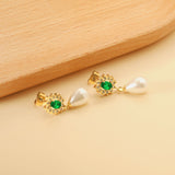 Boucles d'oreilles coeur diamants verts + créoles diamants blancs avec perles blanches en forme de larme