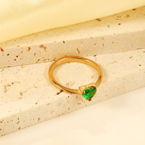 Green diamond heart shaped three claw ring