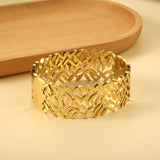 A number of small grass-like shapes linked together in a hollow bracelet