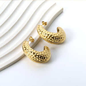 Oval C-shaped hammered earrings 14.6*35.5mm gold color