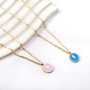 Collier Pendentif Rond Bleu avec Motif Eclair 45+5cm