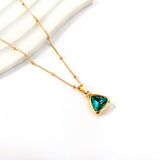 Pendentif Triangle avec Diamants Verts + Collier Chaîne de Perles 40+5cm