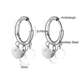 Circle earrings with 3 round accessories