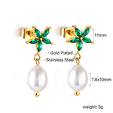 Boucles d'oreilles fleur à cinq pétales diamant vert + perle blanche or 18