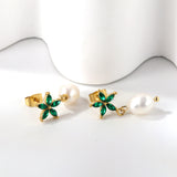 Boucles d'oreilles fleur à cinq pétales diamant vert + perle blanche or 18