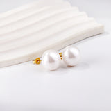 Boucles d'oreilles clous en perles blanches plates de 14 mm