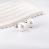 Boucles d'oreilles clous en perles blanches plates de 14 mm