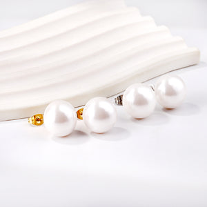 Boucles d'oreilles clous en perles blanches plates de 14 mm