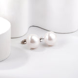 Boucles d'oreilles clous en perles blanches plates de 14 mm