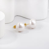 Boucles d'oreilles clous en perles blanches plates de 14 mm