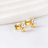 Pendientes talla pez con perlas blancas