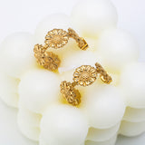 Stainless steel fresh simple personality retro C-shaped small daisy flowers female 18K gold earrings