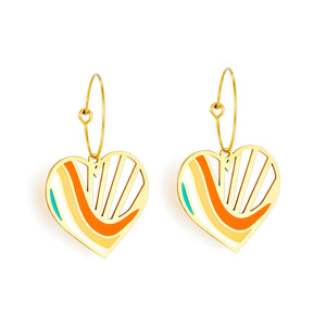 Círculo de moda con aretes de colores mezclados con barra de color en forma de corazón