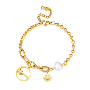 Smiley + Circle Hollow avec accessoires Smiley et bracelet en perles blanches de forme spéciale