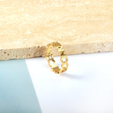 Anillo con letras de acero inoxidable chapado en oro de 18 k