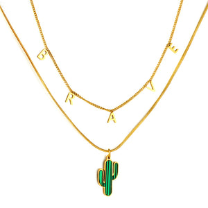 Accesorios de letras BRAVE de acero inoxidable + collar de cadena doble con cactus verde