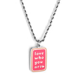 Collier rectangulaire rose foncé en acier inoxydable avec lettres