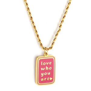 Collier rectangulaire rose foncé en acier inoxydable avec lettres