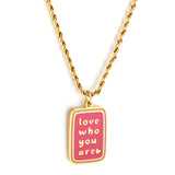 Collier rectangulaire rose foncé en acier inoxydable avec lettres