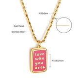 Collier rectangulaire rose foncé en acier inoxydable avec lettres