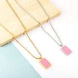 Collier rectangulaire rose foncé en acier inoxydable avec lettres