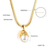 Pendant necklaces with pearls