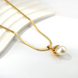 Pendant necklaces with pearls