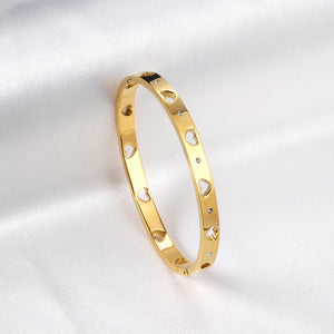 Brazaletes con diseño de corazón ahuecado de acero de Color dorado para mujeres, regalos para amigos, pulseras de circonia cúbica, joyería de mano